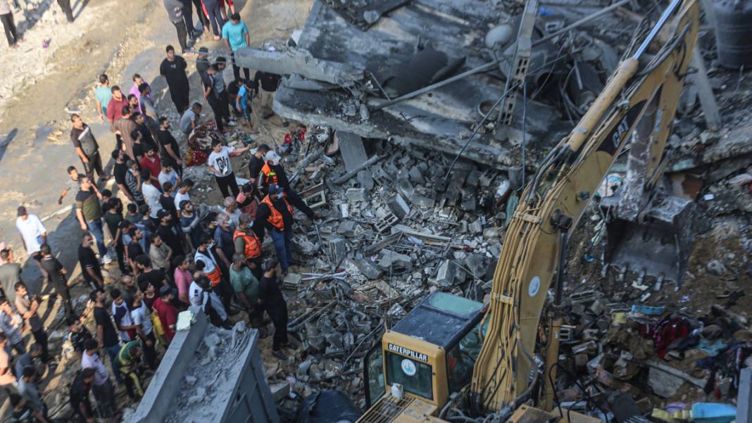 İsrail saldırılarına devam ediyor: Gazze'den acı görüntüler... 1